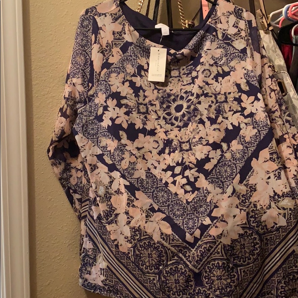 A lo g sleeve shirt